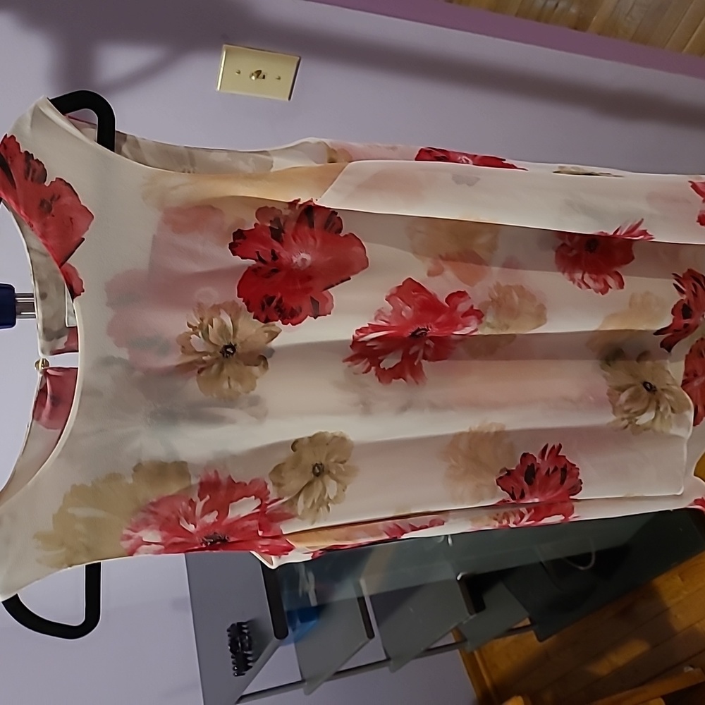 SALE $14 Calvin Klein Medium floral top  SIZE MEDIUM